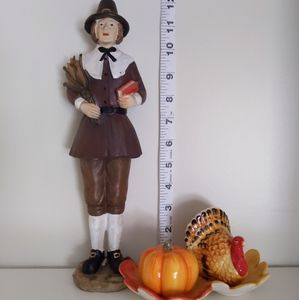 Thanksgiving salt & pepper shaker with pilgram